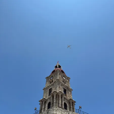 Tiny Clock House Daire